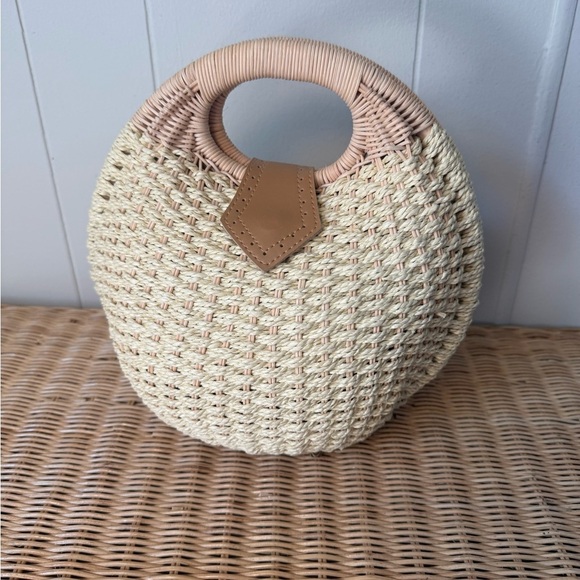 New Woven Structured Basket Bag with Magnetic Clasp – Never Used Great Condition - Picture 1 of 4